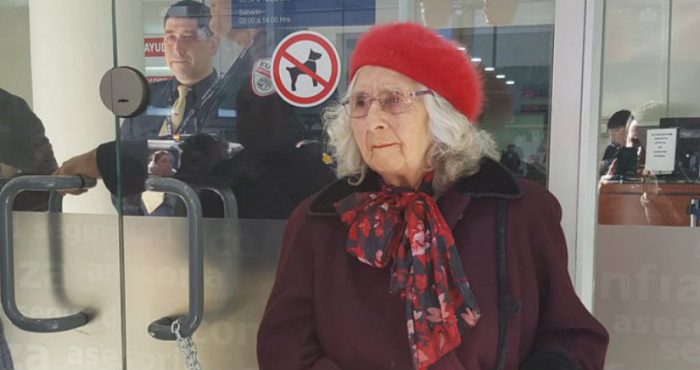 Abuelita se encadena para protestar por las AFP: «Es hora de que los chilenos nos manifestemos en contra este sistema, de lo contrario nada va cambiar»