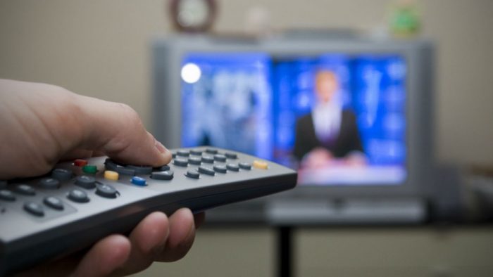 Sólo 23% de los chilenos confía en lo que transmite la TV, según encuesta