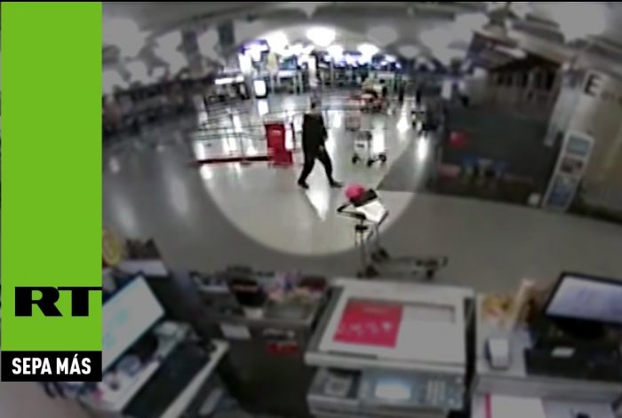 [VIDEO] Cámaras captan la frustración de uno de los terroristas en busca de víctimas en el aeropuerto de Estambul