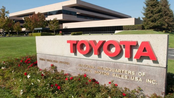 Acciones de Toyota caen por amenaza de Trump si fabrican autos en México