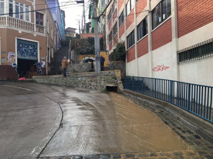 [VIDEO] Rotura de matriz inunda las calles de Valparaíso en sector Cerro Polanco