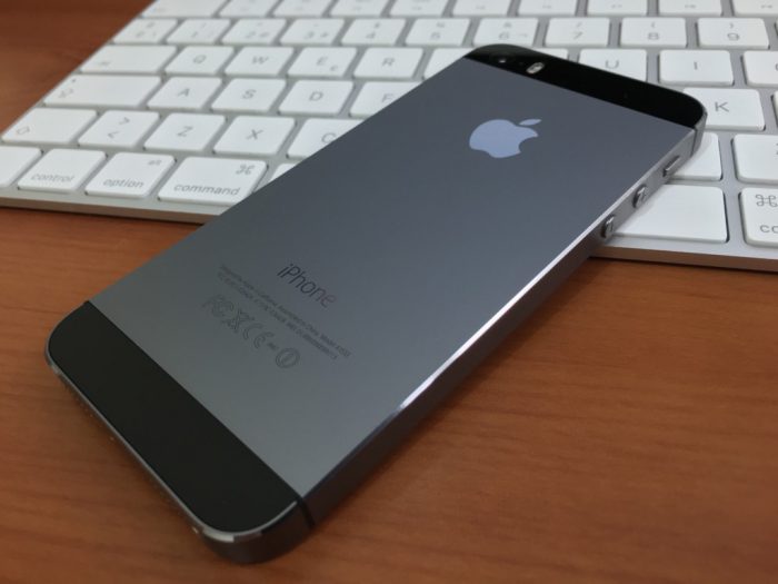 Éxito de iPhone más barato alivia temor por crecimiento de Apple