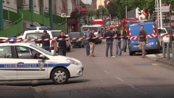 Mueren un sacerdote y dos atacantes en toma de rehenes en una iglesia del noroeste Francia
