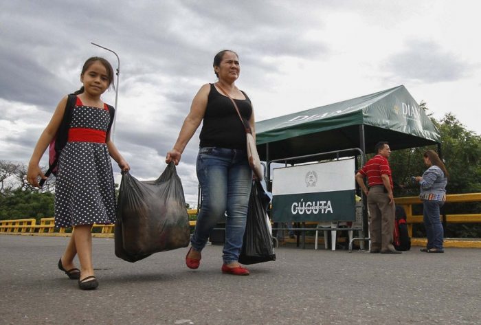 Marea de venezolanos compran alimentos y medicinas en Colombia
