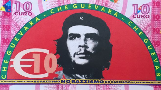 El pueblo italiano que les da billetes con el rostro del Che, Hugo Chávez y Marx a los inmigrantes