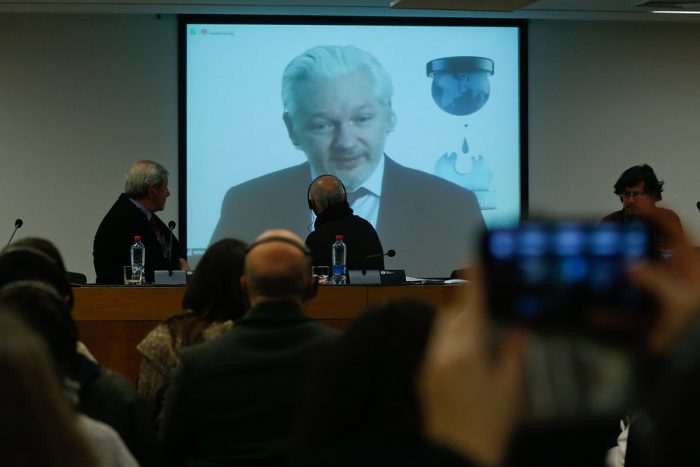 Fundador de Wikileaks, Julian Assange, expuso en seminario de libertad de expresión en Chile