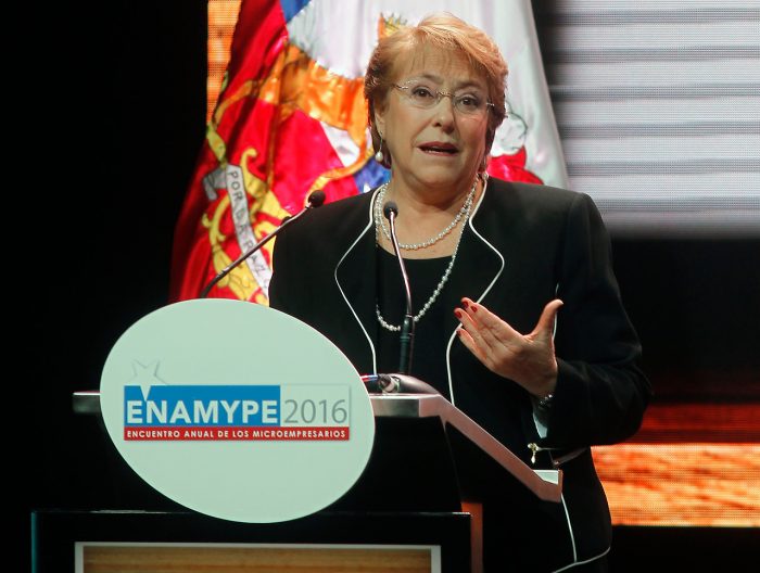 Bachelet llama a empresarios a «remar juntos» para impulsar la economía chilena