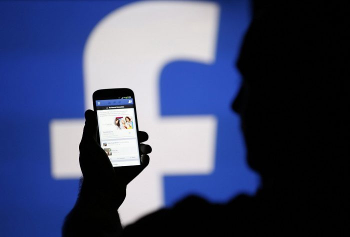 Lucha de Facebook contra sitios de noticias falsas está acercando la red social a los medios
