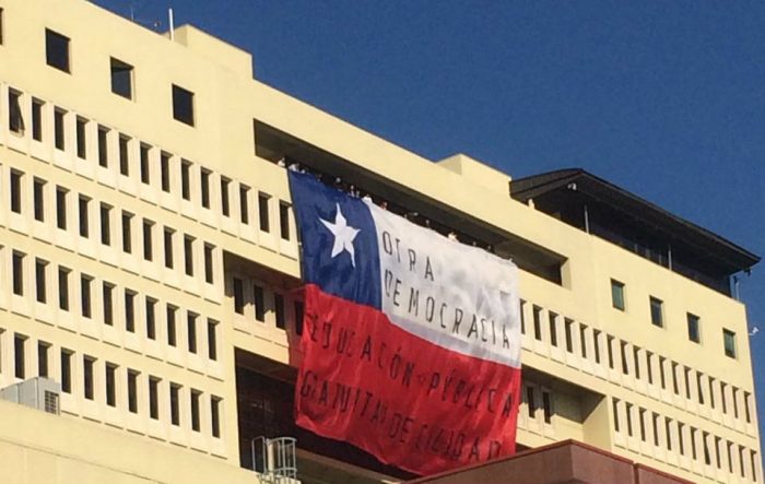 Estudiantes despliegan bandera gigante en el Congreso: «Esta reforma consolida el mercado en la educación»