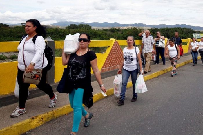 Casi 130 mil venezolanos cruzaron el fin de semana la frontera con Colombia para abastecerse de víveres