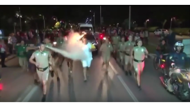 [VIDEO] Manifestante intenta apagar la antorcha olímpica en Brasil