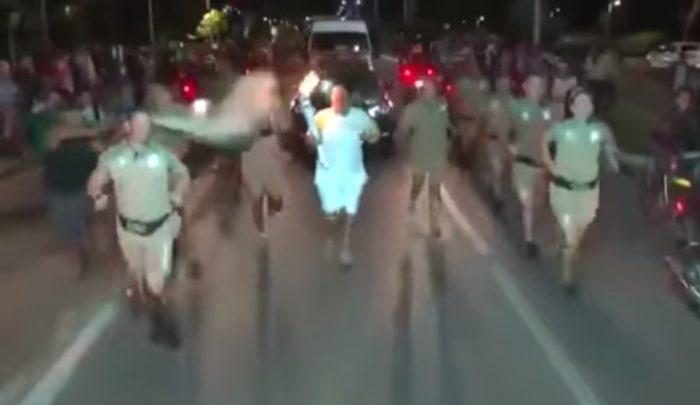 [VIDEO] Otro intento fallido de manifestante por apagar la antorcha olímpica en Brasil