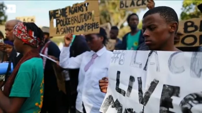 [VIDEO] Sudáfricanos protestan por la violencia racial y advierten que estadounidenses no son bienvenidos en su país