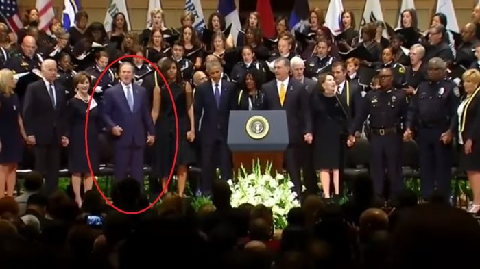 [VIDEO] El desubicado baile de George W. Bush que incomodó a todos en el funeral de los cinco policías de Dallas