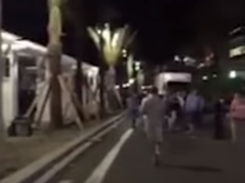 [VIDEO] Espeluznante video graba de frente el ataque de camión contra la multitud en Niza