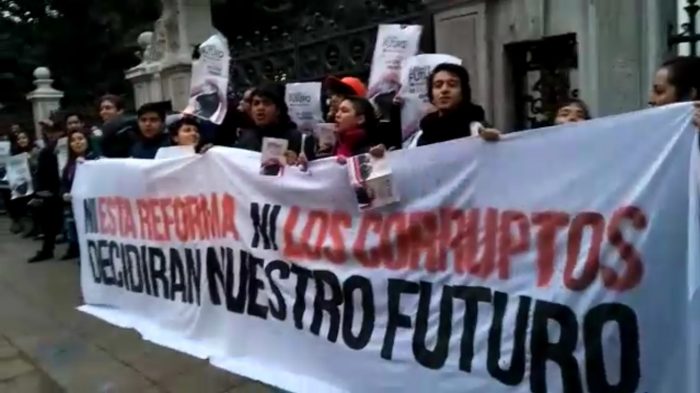 [VIDEO] Estudiantes protestan encadenados a la sede del Congreso en Santiago y piden la renuncia de Delpiano