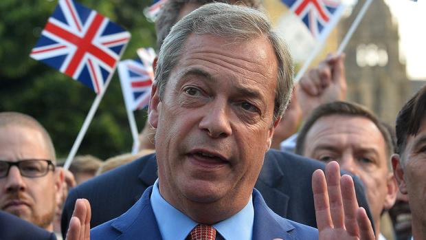 [VIDEO] Dimite Nigel Farage, líder del UKIP y destacado partidario del «Brexit»