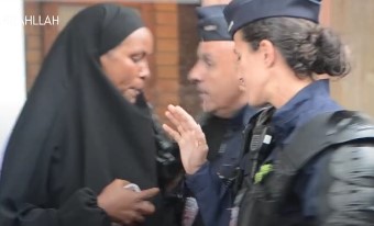 [VIDEO] Policía francesa ataca a una refugiada musulmana y a su bebé