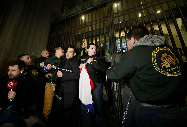 [Fotos] Gendarmes se encadenan al Ministerio de Justicia
