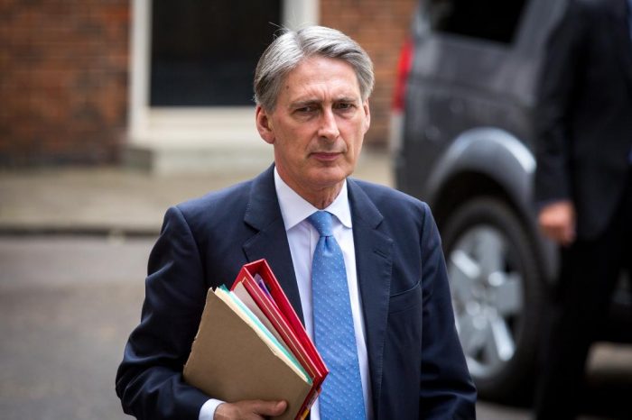 Nueva primera ministra británica nombra a Philip Hammond como ministro de Economía