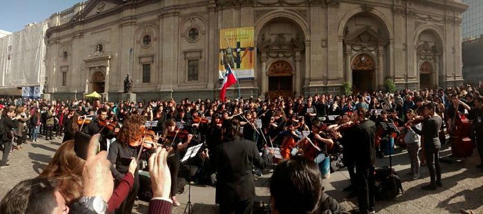 [VIDEO] «Dulce plata a cambio de votos»: estudiantes entonan el «Himno Nacional del Terror» en la Plaza de Armas de Santiago