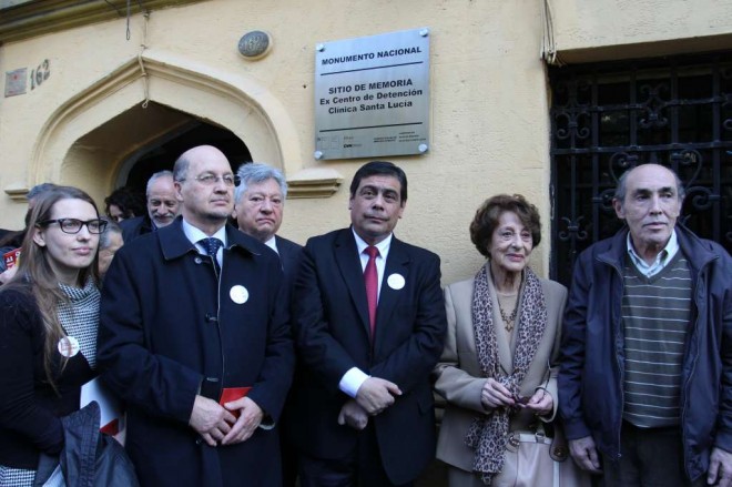 Instalan placa que identifica como Monumento Nacional al ex centro de detención y tortura “Clínica Santa Lucía” en Santiago