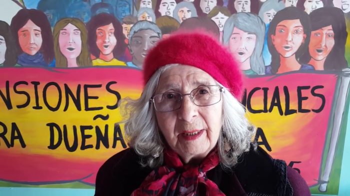 [VIDEO] «Están confundiendo al enemigo»: jubilada que se encadenó a AFP rechazó la funa a Navarro durante la marcha