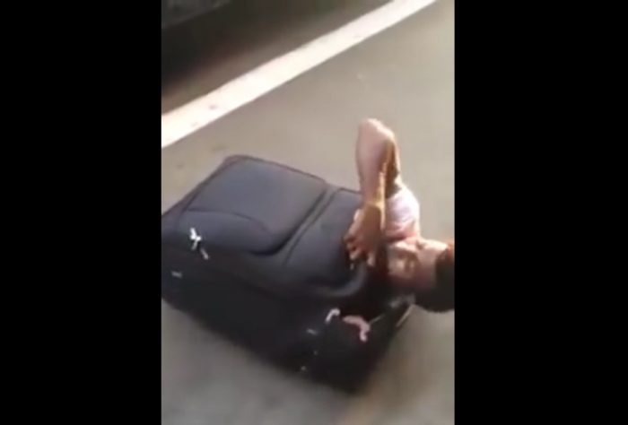 [VIDEO] Descubren a inmigrante que intentaba viajar de Italia a Suiza en una maleta