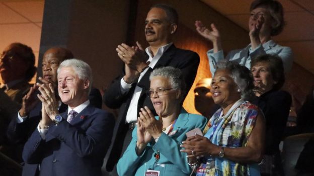 Bill Clinton, presente en la convención, aplaudió el discurso de la primera dama. 