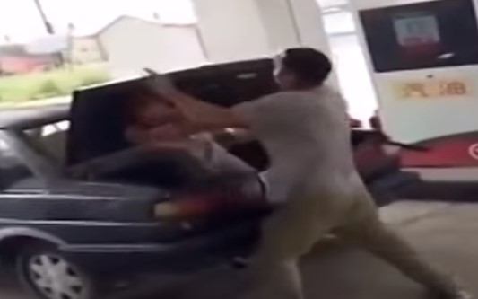[VIDEO] Hombre golpea a su esposa y la mete en el maletero de su coche en plena gasolinera