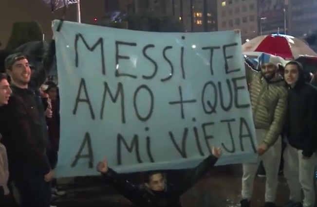 [VIDEO] Fanáticos piden a Messi que no abandone la selección argentina