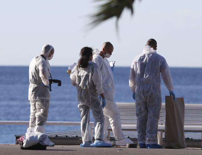Testigos del ataque en Niza: «Vi a los cuerpos saltar por el aire como si fueran bolos de boliche»