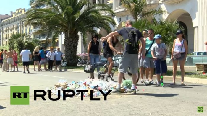 [VIDEO] Franceses escupen y llenan de basura el lugar de la muerte del terrorista en Niza