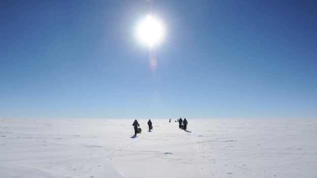 El agujero de ozono se encuentra en la Antártida. 