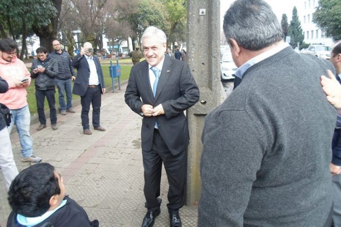 [VIDEO] Funan y lanzan monedas a Piñera en Chillán durante gira de presentación del libro sobre su gobierno
