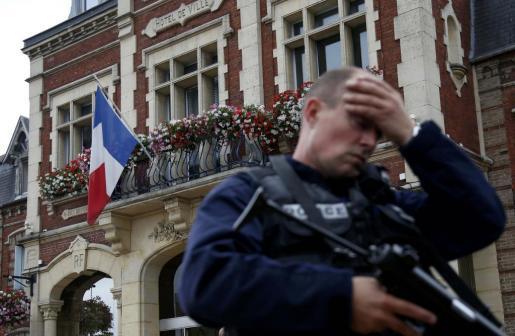 [VIDEO] Hollande atribuyó al Estado Islámico el ataque a una iglesia de Normandía