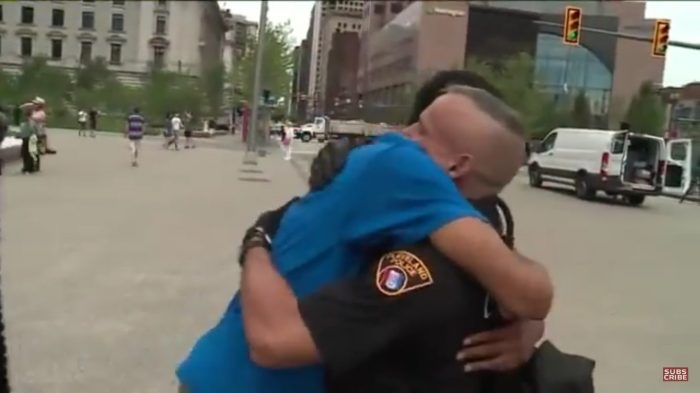 [VIDEO] El emotivo gesto de un policía hacia jóvenes afroamericanos en medio de la discusión racial en Estados Unidos