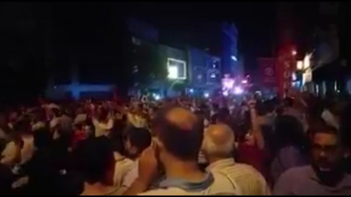 [VIDEO] Protestas en Turquía tras llamado de Erdogan «a llenar las plazas contra el golpe»