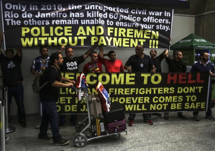[VIDEO] «Bienvenidos al infierno»: policías reciben a turistas en Río con protestas por salarios