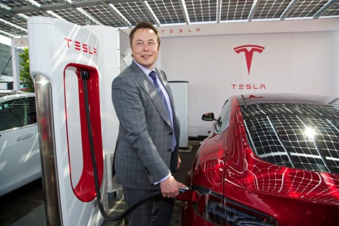 Tesla se acerca a Chile: estaría en conversaciones con SQM e incluso construiría una planta en el país