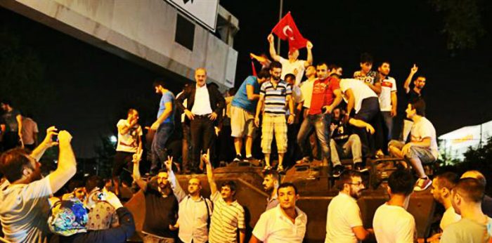 Primer Ministro de Turquía da por finalizado intento de golpe de militares rebeldes
