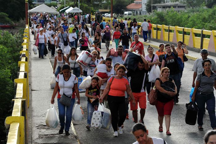 [VIDEO] Más de 100 mil venezolanos cruzan la frontera de Colombia para abastecerse de productos básicos
