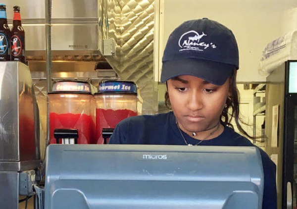 Hija menor de Obama es sorprendida trabajando como cajera en un restaurante