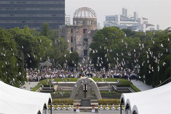 Hiroshima conmemora 71 años de la bomba atómica llamando a imitar a Obama