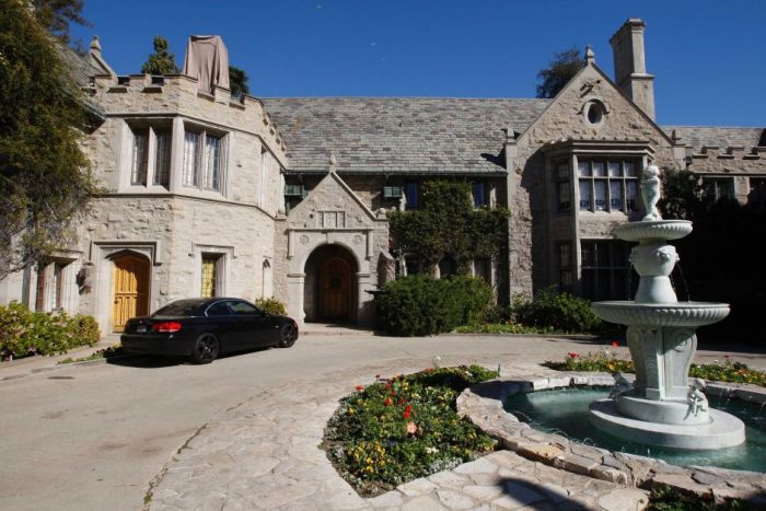Hugh Hefner vende la mansión de Playboy por 100 millones de dólares