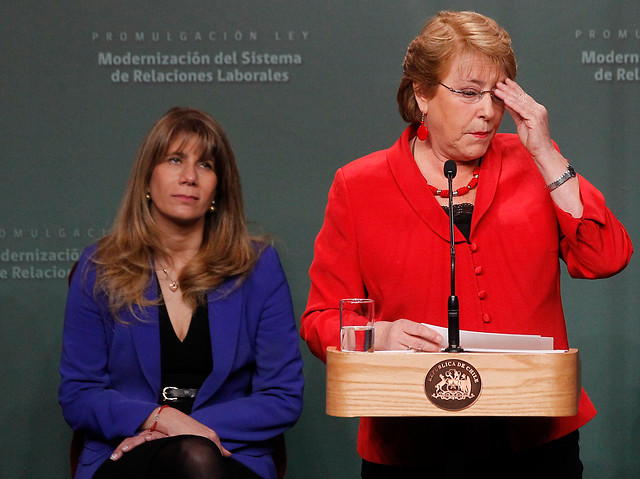 Bachelet promulga reforma laboral admitiendo: «Aspirábamos a más»
