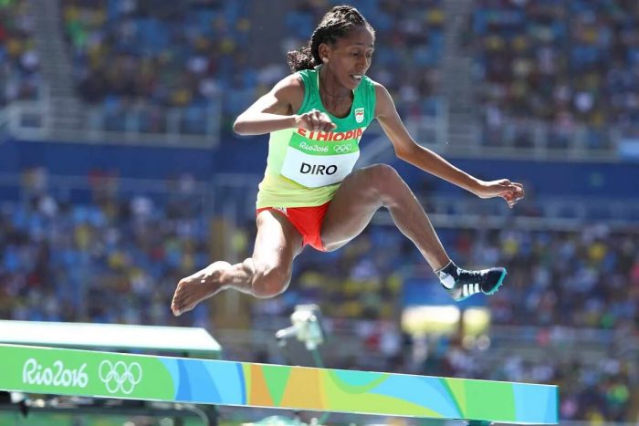 [VIDEO] Atleta etíope termina competencia corriendo sin una zapatilla