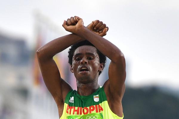 Recaudan 50 mil dólares para que medallista etíope pueda pedir asilo tras denunciar represión en contra de su etnia
