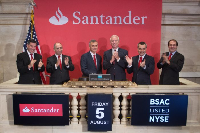 Ventas cortas de acciones de Santander Chile se disparan ante posibilidad que matriz venda paquete de acciones