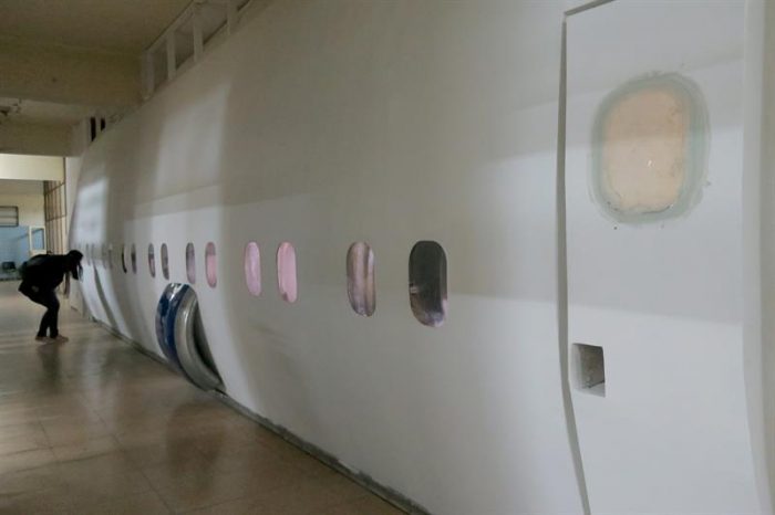 Profesor argentino sorprende con aula que replica avión dentro de hospital